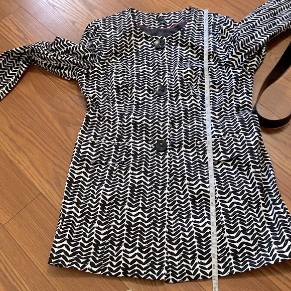 East 5th woman’s black and white patterned, belted, coat dress, button closure - Picture 10 of 13